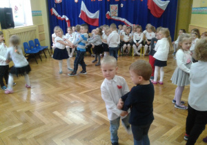 Dzieci z grupy drugiej prezentują umiejętności taneczne